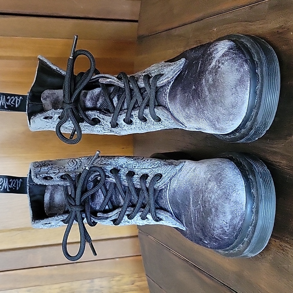 Dr. Martens 1460 Grey Velvet Embossed Brocade Lace Up Boots Sz 5 - Picture 8 of 13